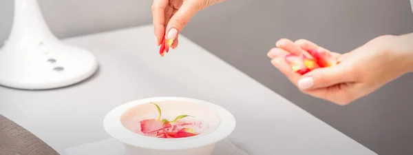Schoonheidsspecialiste Vrouwelijke Handen Voorbereiding Manicure Bad Met Rode Roze Rozen — Stockfoto