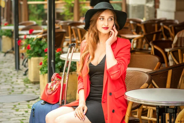 Красивая Поездка Молодая Кавказская Женщина Разговаривает Телефону Сидя Открытом Кафе — стоковое фото
