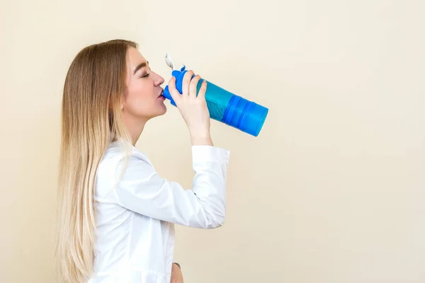 Vista Lateral Hermosa Mujer Caucásica Joven Beber Agua Botella Plástico — Foto de Stock