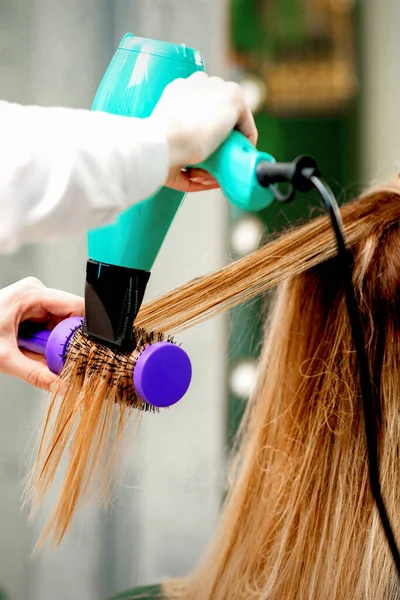 Widok Tyłu Młodej Kobiety Otrzymującej Suszarkę Włosów Szczotkę Włosów Salonie — Zdjęcie stockowe