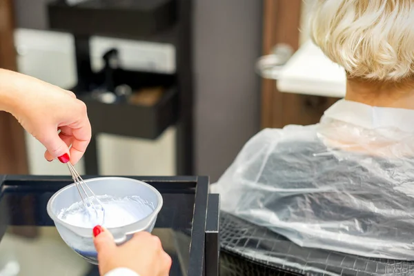 Cabeleireiro Faz Uma Mistura Tintura Cor Branca Para Colorir Cabelo — Fotografia de Stock