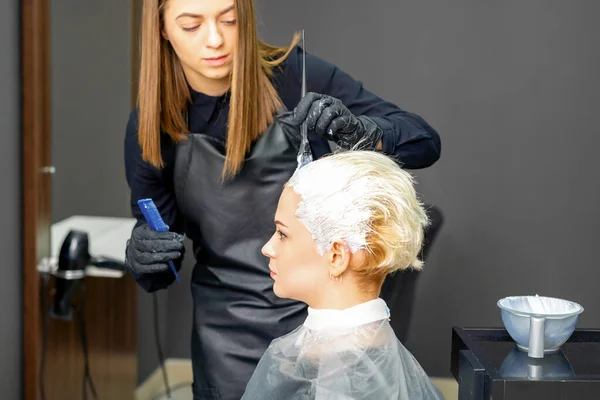 Peluqueros Femeninos Teñir Cabello Mujer Joven Caucásica Salón Belleza — Foto de Stock