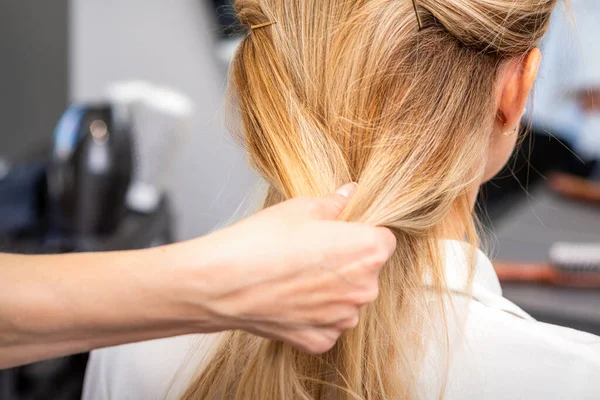 Gros Plan Des Mains Coiffeuse Coiffant Les Cheveux Une Femme — Photo