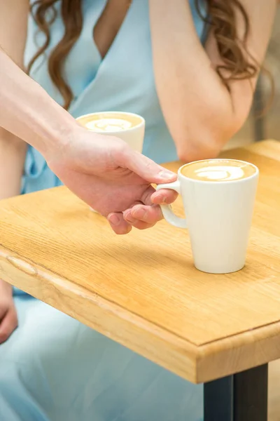 Ręka Kelnera Kładzie Filiżankę Kawy Latte Drewnianym Stole Kawiarni — Zdjęcie stockowe