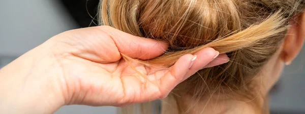 Zbliżenie Ręce Kobiety Fryzjer Stylizacja Włosy Blondynki Salon Fryzjerski — Zdjęcie stockowe