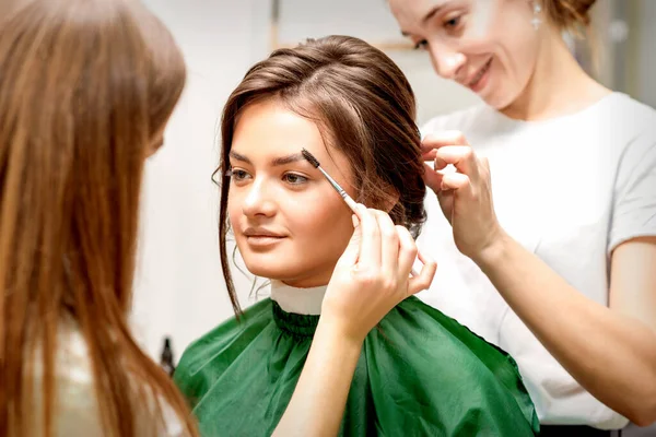 Makijaż Artysta Czesanie Brwi Fryzjer Przygotowuje Fryzurę Dla Pięknej Młodej — Zdjęcie stockowe
