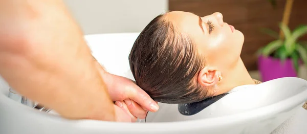 Man Kapper Wassen Haar Gootsteen Naar Vrouwelijke Klant Voor Het — Stockfoto