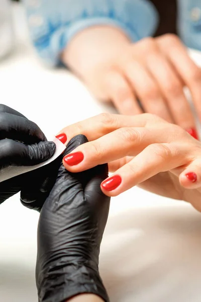 Close Van Manicure Meester Zwarte Handschoenen Vegen Vrouwelijke Rode Nagels — Stockfoto