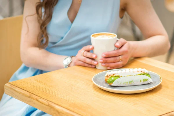 Mujer Joven Con Una Taza Café Pedazo Pastel Sentado Mesa — Foto de Stock