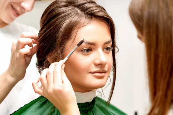 Truccatore Pettinatura Sopracciglia Parrucchiere Preparare Acconciatura Bella Giovane Sposa Caucasica — Foto Stock