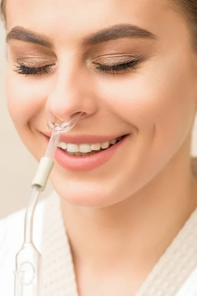 Hermosa Joven Caucásica Feliz Recibiendo Inhalador Nasal Con Aceite Esencial — Foto de Stock