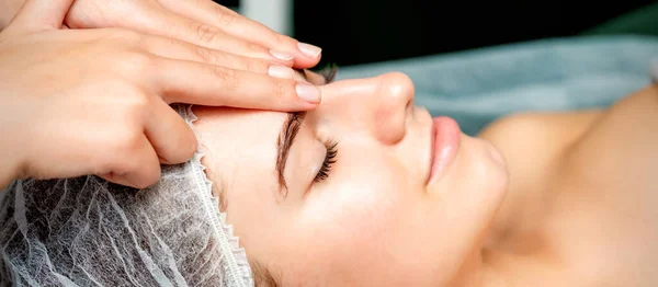 Seitenansicht Finger Der Weiblichen Therapeutin Macht Age Massage Von Stirnfalten — Stockfoto