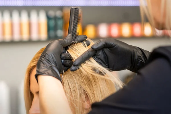 Fryzjer Czesanie Włosów Kobiety Klienta Przed Farbowanie Włosów Salonie Fryzjerskim — Zdjęcie stockowe