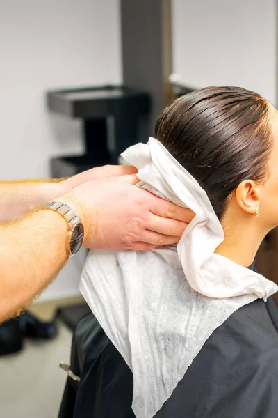 Een Mannelijke Kapper Handen Veeg Het Haar Van Een Vrouwelijke — Stockfoto