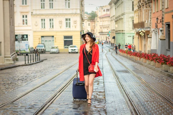 Krásná Mladá Běloška Kráčí Kufrem Mokré Tramvajové Cestě Evropském Městě — Stock fotografie