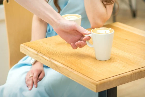 Mão Garçom Coloca Uma Xícara Café Latte Mesa Madeira Café — Fotografia de Stock