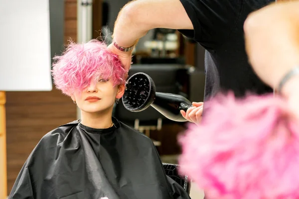 Een Mannelijke Kapper Professionele Drogen Stijlvolle Roze Haar Van Vrouwelijke — Stockfoto