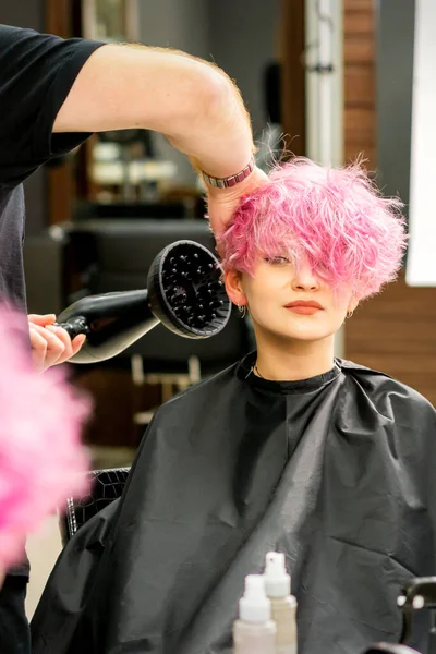 Een Mannelijke Kapper Professionele Drogen Stijlvolle Roze Haar Van Vrouwelijke — Stockfoto