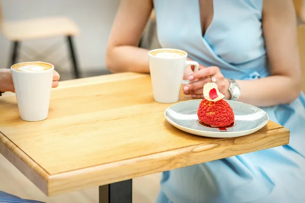 Duas Jovens Namoradas Bebendo Café Com Pedaços Bolo Sentados Mesa — Fotografia de Stock