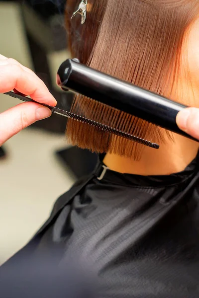 Hair Stylist Handen Rechttrekken Kort Haar Van Jonge Brunette Vrouw — Stockfoto