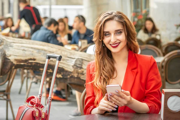 Schöne Junge Reisefrau Mit Smartphone Sitzt Tisch Und Schaut Café — Stockfoto