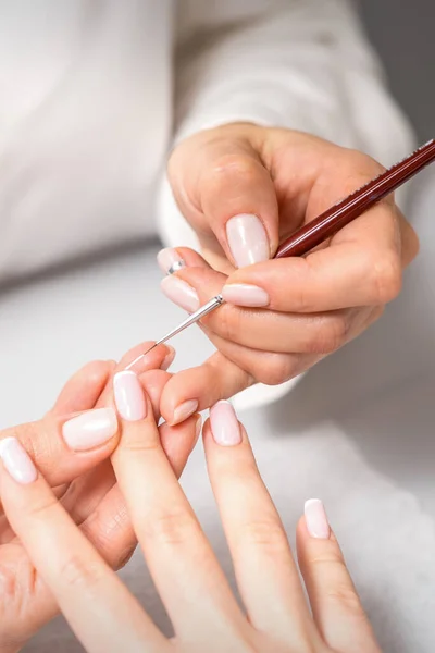 Manicura Francesa Manicura Maestro Dibujo Barniz Blanco Punta Uña Con — Foto de Stock