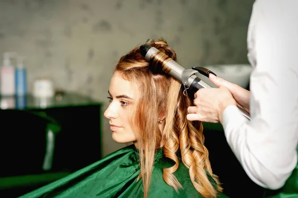 Fryzjer Pomocą Lokówki Loki Długie Brązowe Włosy Młodej Białej Dziewczynie — Zdjęcie stockowe