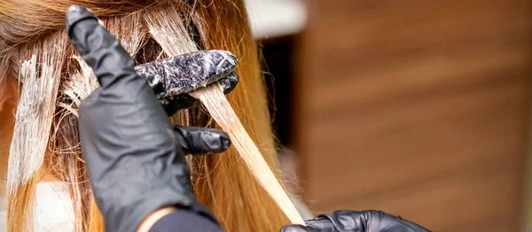 Gros Plan Arrière Vue Des Mains Coiffeur Dans Des Gants — Photo