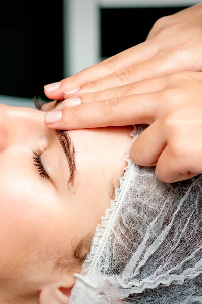 Dedos Vista Lateral Terapeuta Femenina Haciendo Masaje Edad Las Arrugas —  Fotos de Stock