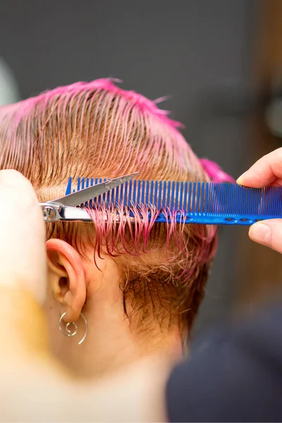 Mulher Caucasiana Jovem Com Cabelo Rosa Recebendo Corte Cabelo Curto — Fotografia de Stock