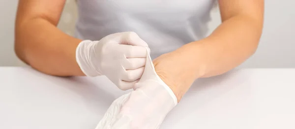 Κοντινό Πλάνο Των Χεριών Του Νοσηλευτή Του Θηλυκού Γιατρού Βάζει — Φωτογραφία Αρχείου