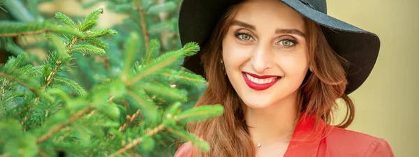 Portrét Krásné Mladé Bělošky Vánočním Stromečkem Usmívající Dívající Kamery — Stock fotografie