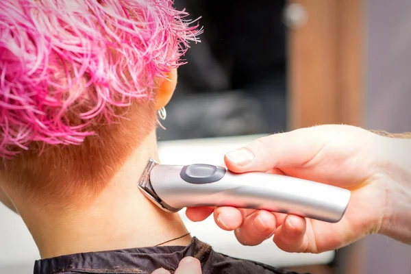 Rückansicht Des Friseurs Handrasur Nacken Und Hals Mit Elektrischem Trimmer — Stockfoto