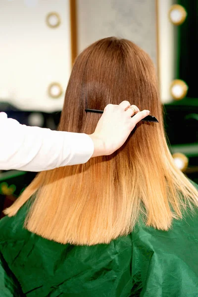 Kadın Kuaförün Bir Güzellik Salonunda Genç Sarışın Müşterinin Uzun Saçlarını — Stok fotoğraf
