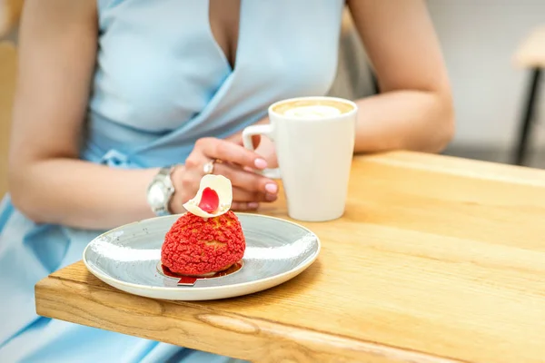 Молода Жінка Каву Шматочком Торта Сидячи Столом Кафе Відкритому Повітрі — стокове фото