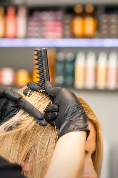 Fryzjer Czesanie Włosów Kobiety Klienta Przed Farbowanie Włosów Salonie Fryzjerskim — Zdjęcie stockowe