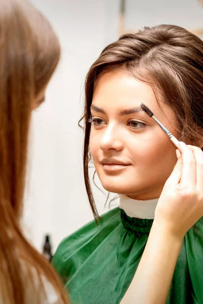 Truccatore Pettinando Sopracciglia Una Bella Giovane Sposa Caucasica Salone Bellezza — Foto Stock