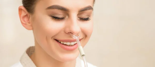 Mulher Branca Jovem Feliz Bonita Recebendo Inalador Nasal Com Óleo — Fotografia de Stock