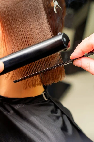 Hair Stylist Handen Rechttrekken Kort Haar Van Jonge Brunette Vrouw — Stockfoto