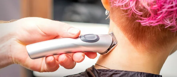 Back View Hairdresser Hand Shaving Nape Neck Electric Trimmer Young — Stock Photo, Image