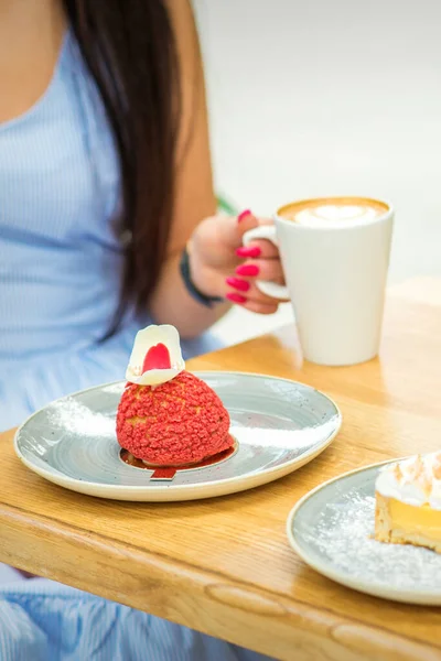 Молода Жінка Чашкою Кави Шматочком Торта Сидить Столом Кафе Відкритому — стокове фото