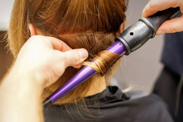 Close Mãos Cabeleireiro Usando Ferro Ondulação Para Cachos Cabelo Salão — Fotografia de Stock