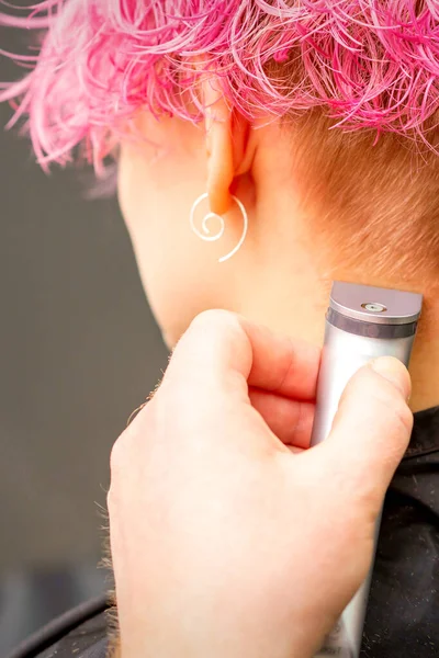 Back View Hairdresser Hand Shaving Nape Neck Electric Trimmer Young — Stock Photo, Image