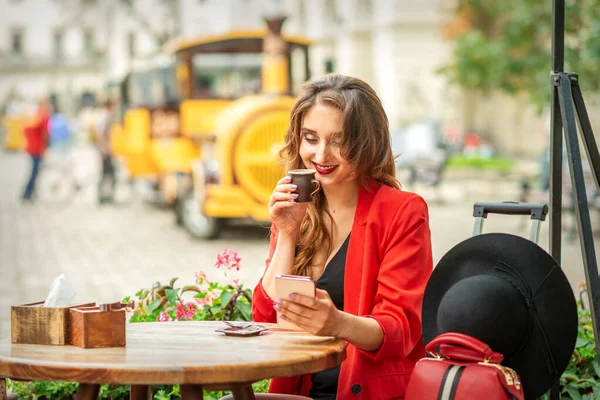 Turist Ung Kaukasisk Kvinna Röd Jacka Med Kaffekopp Vid Bordet — Stockfoto