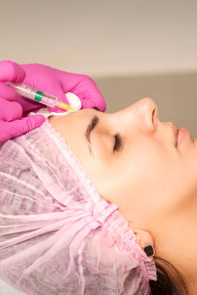 Mladá Žena Dostává Injekci Proti Stárnutí Botoxové Výplně Čelo Kosmetičky — Stock fotografie