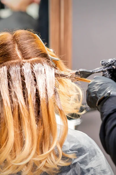 Kobieta Fryzjer Farbowanie Włosów Młodej Kobiety Kaukaskiej Salonie Fryzjerskim — Zdjęcie stockowe