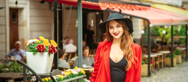 Sonriente Retrato Moda Joven Mujer Caucásica Está Posando Sombrero Negro —  Fotos de Stock