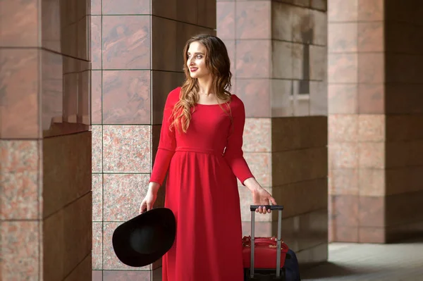 Mooie Jonge Blanke Vrouw Rode Lange Jurk Met Een Koffer — Stockfoto