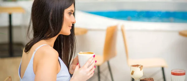 휴양지에 카페에서 커피를 마시고 여자의 — 스톡 사진