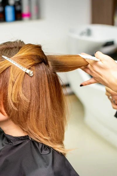 Female Client Receiving Haircut Beauty Salon Young Woman Enjoying Getting — Stock Photo, Image